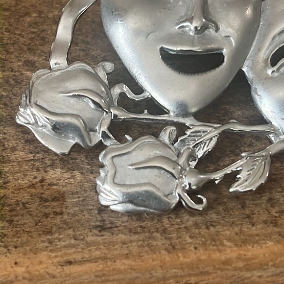 Vintage JJ Pewter Comedy Tragedy Theatre Drama Mask Pewter Brooch, Mask Pin - Picture 4 of 6